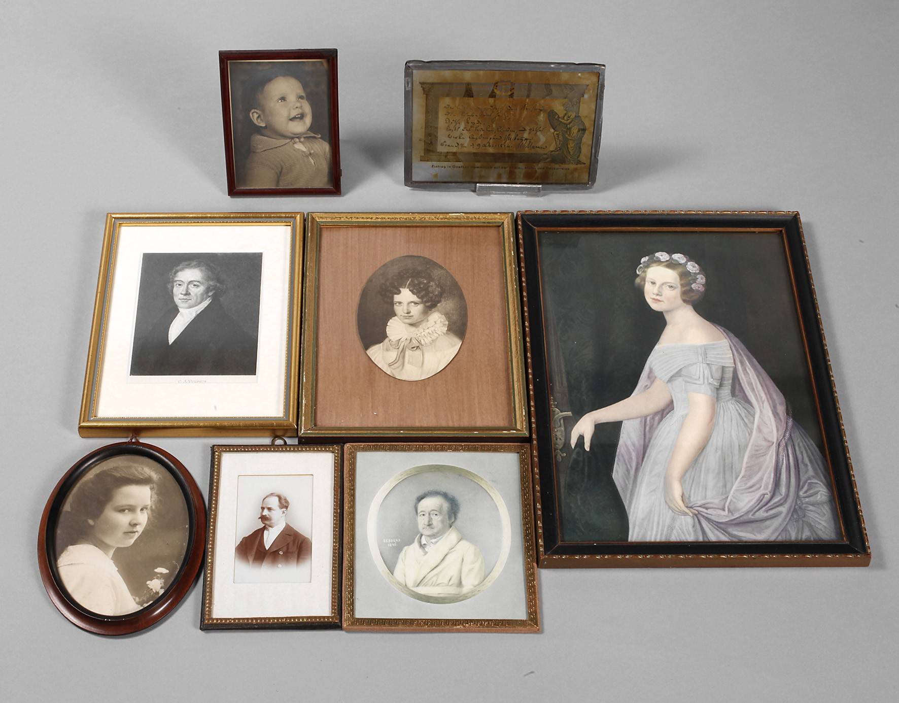 Acht Rahmen mit Portraitfotos