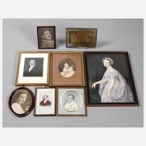 Acht Rahmen mit Portraitfotos