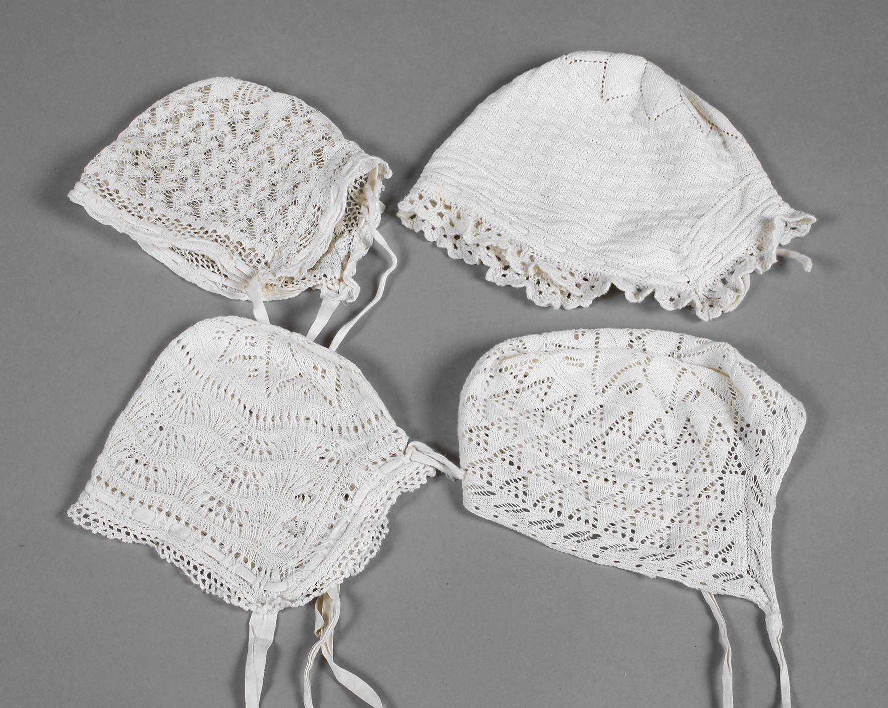 Vier Babyhauben