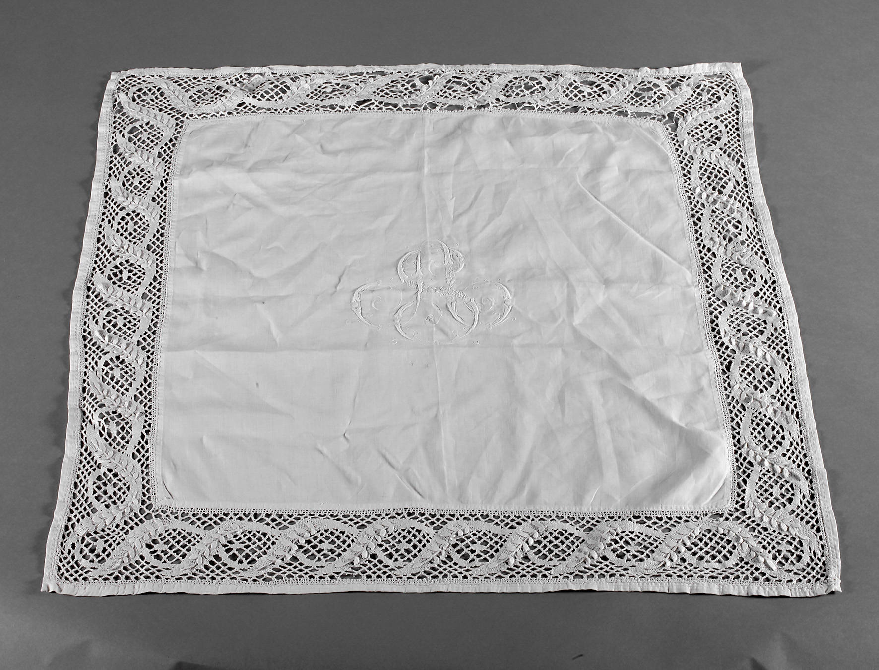 Mitteldecke mit Häkelspitze