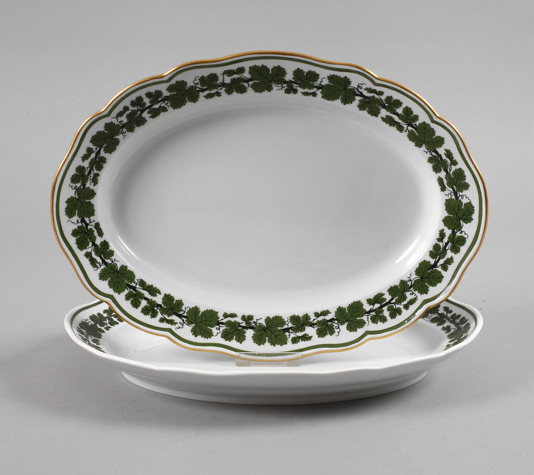 Meissen zwei Platten Weinlaubdekor