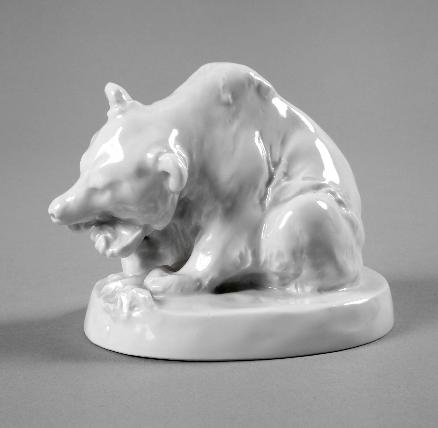 Meissen fressender Bär