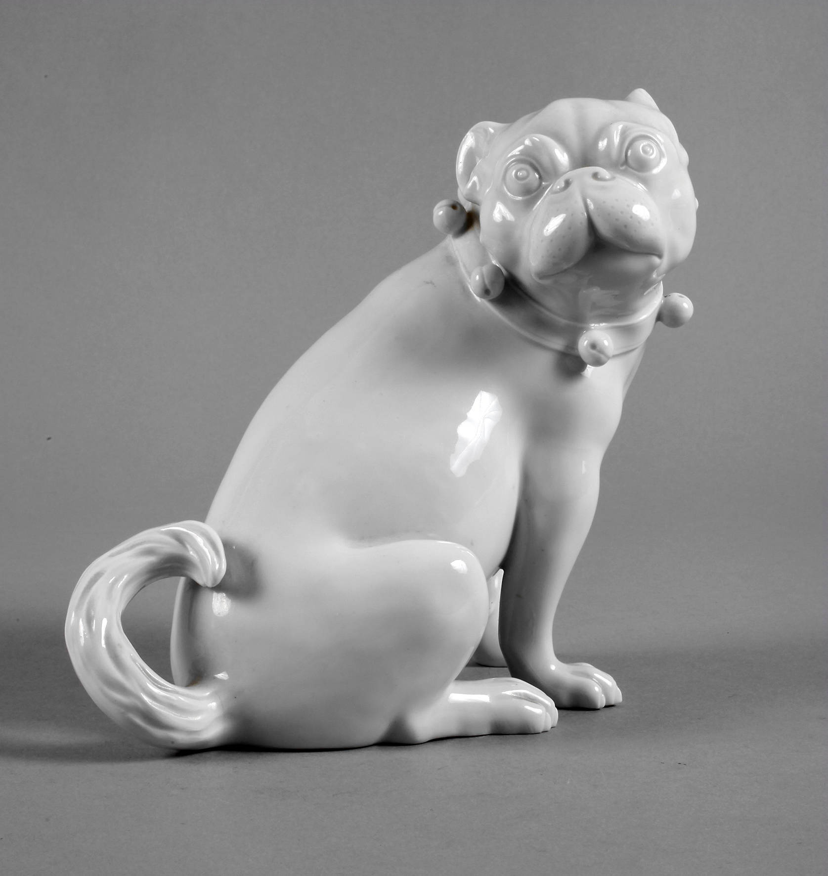 Meissen Mops mit Schellen