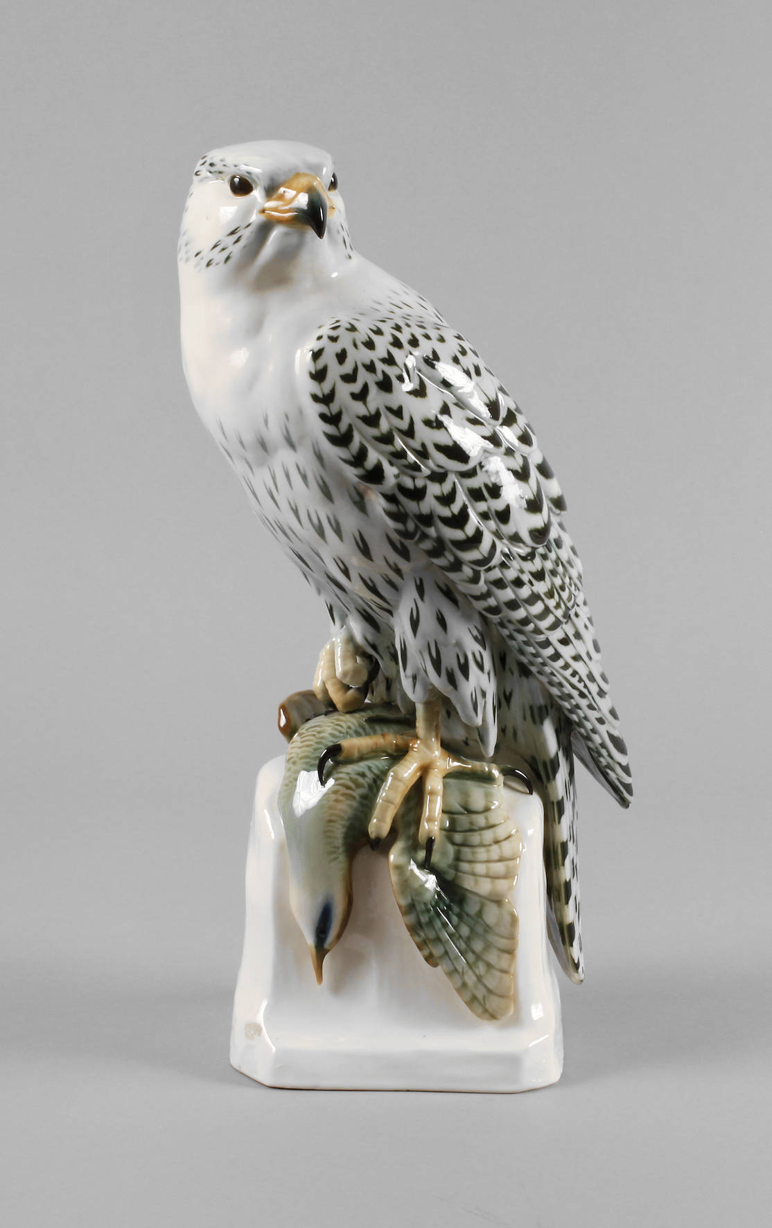 Passau ”Gerfalke mit Beute”