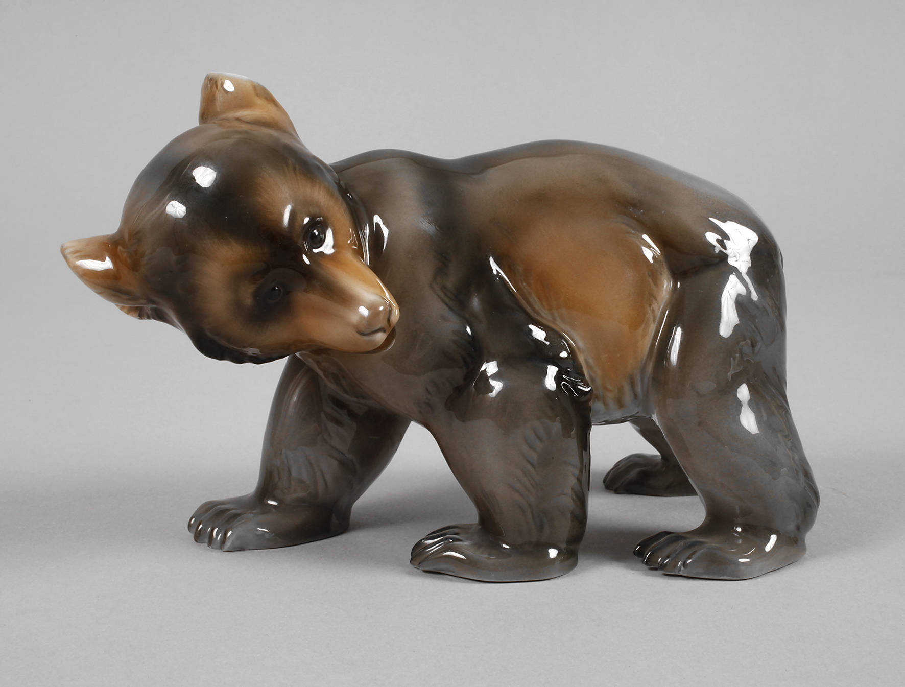 Rosenthal schreitender Bär