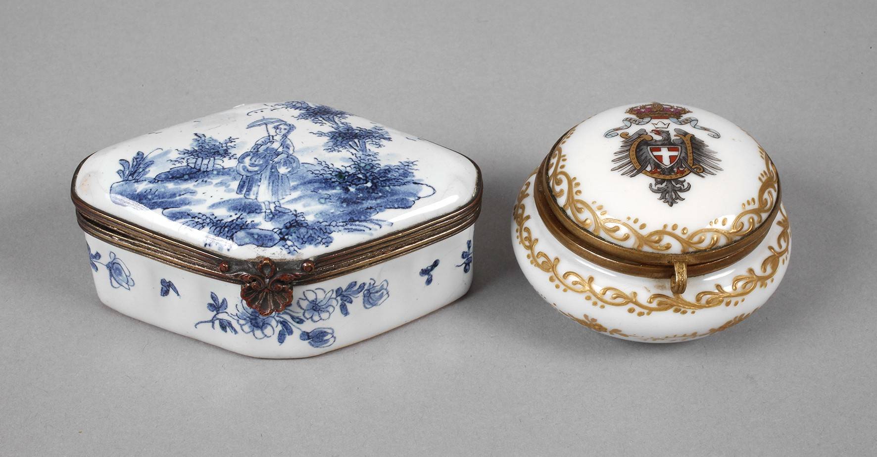 Zwei kleine Pillendosen