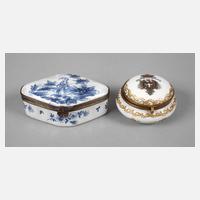 Zwei kleine Pillendosen111