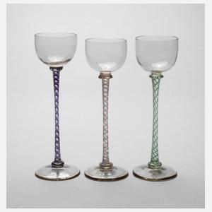 Drei Likörgläser mit Spiralfaden