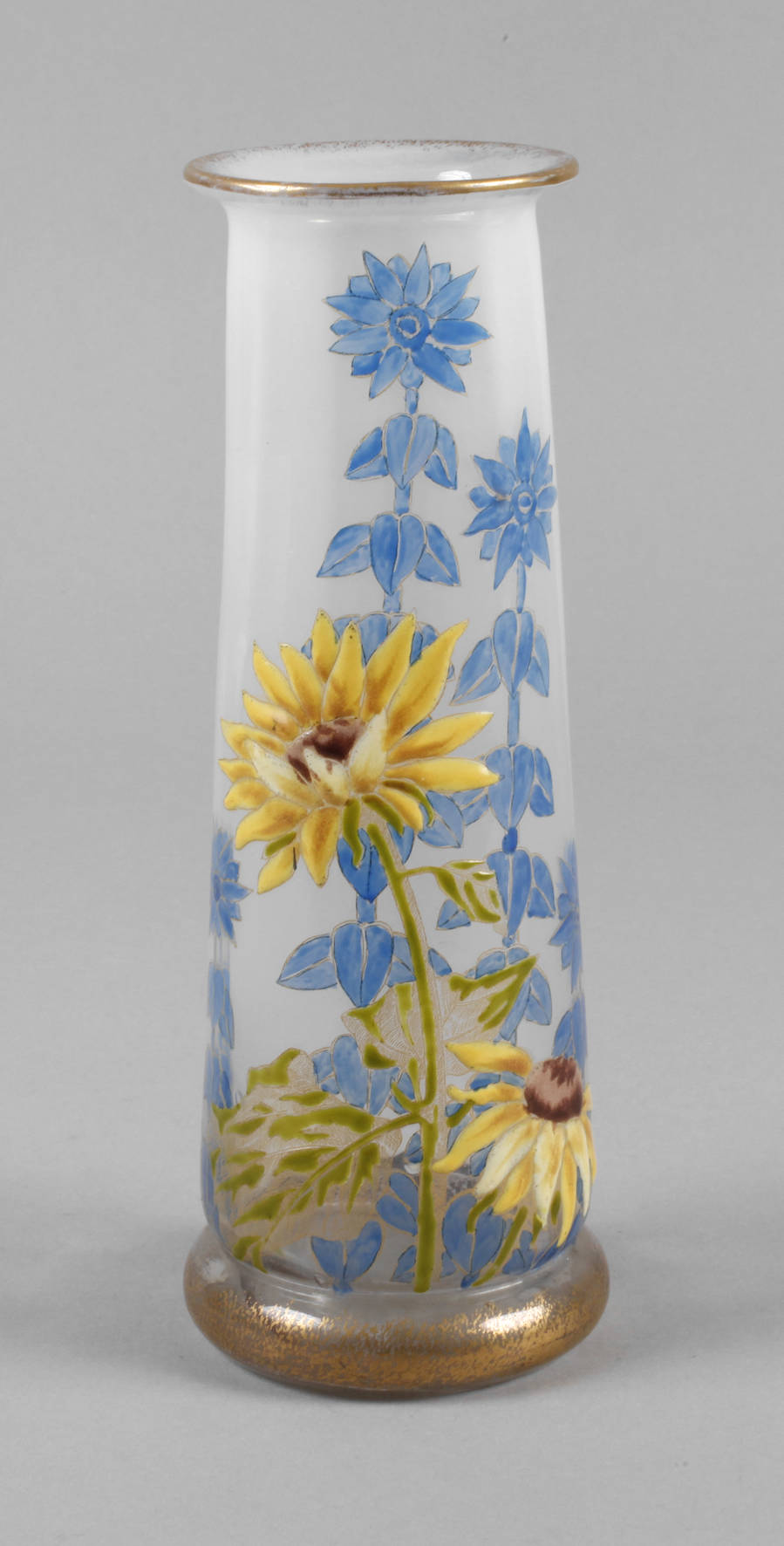 Opalglasvase mit Emaildekor