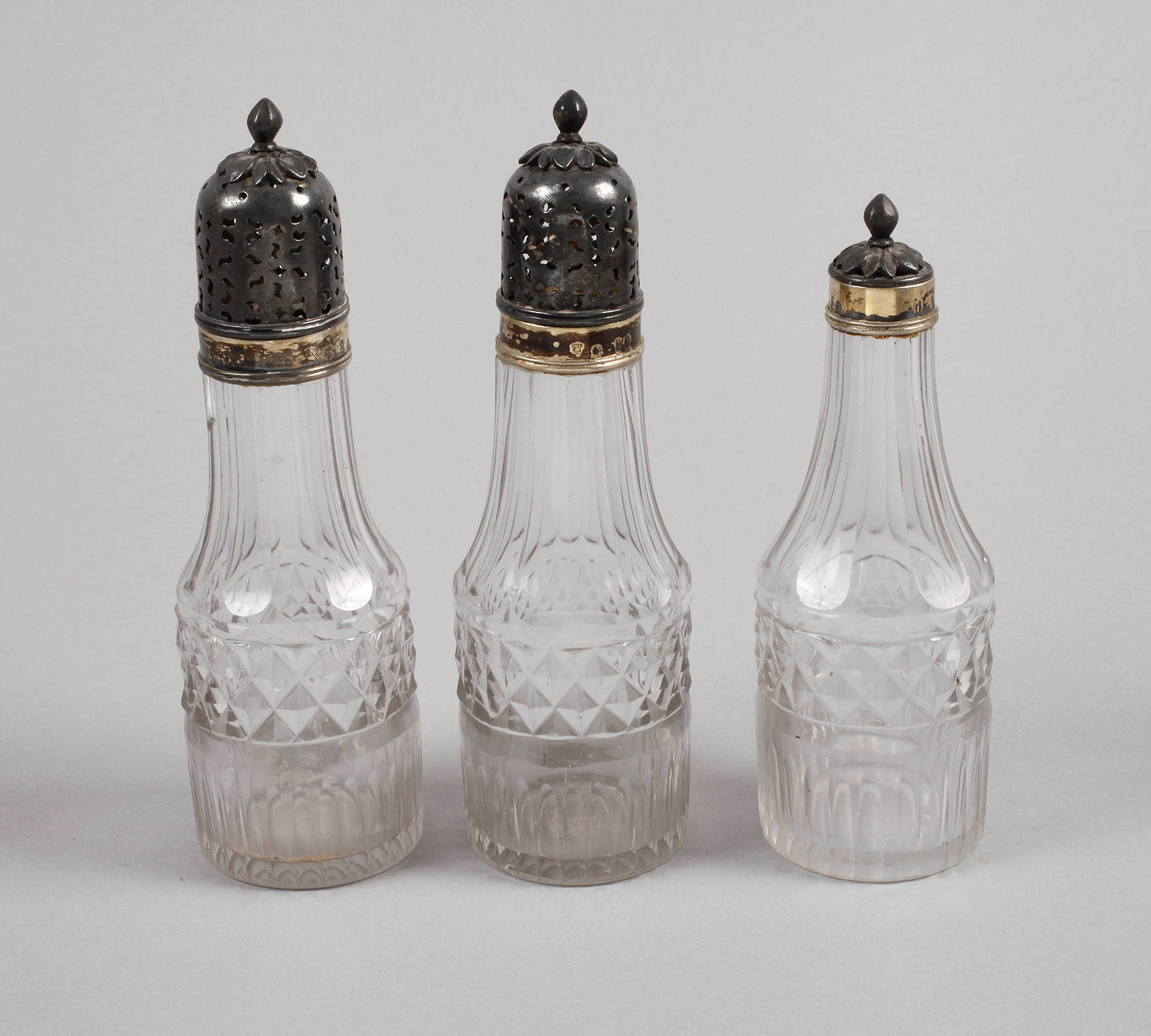 Drei Gefäße mit Silberdeckeln