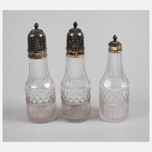 Drei Gefäße mit Silberdeckeln