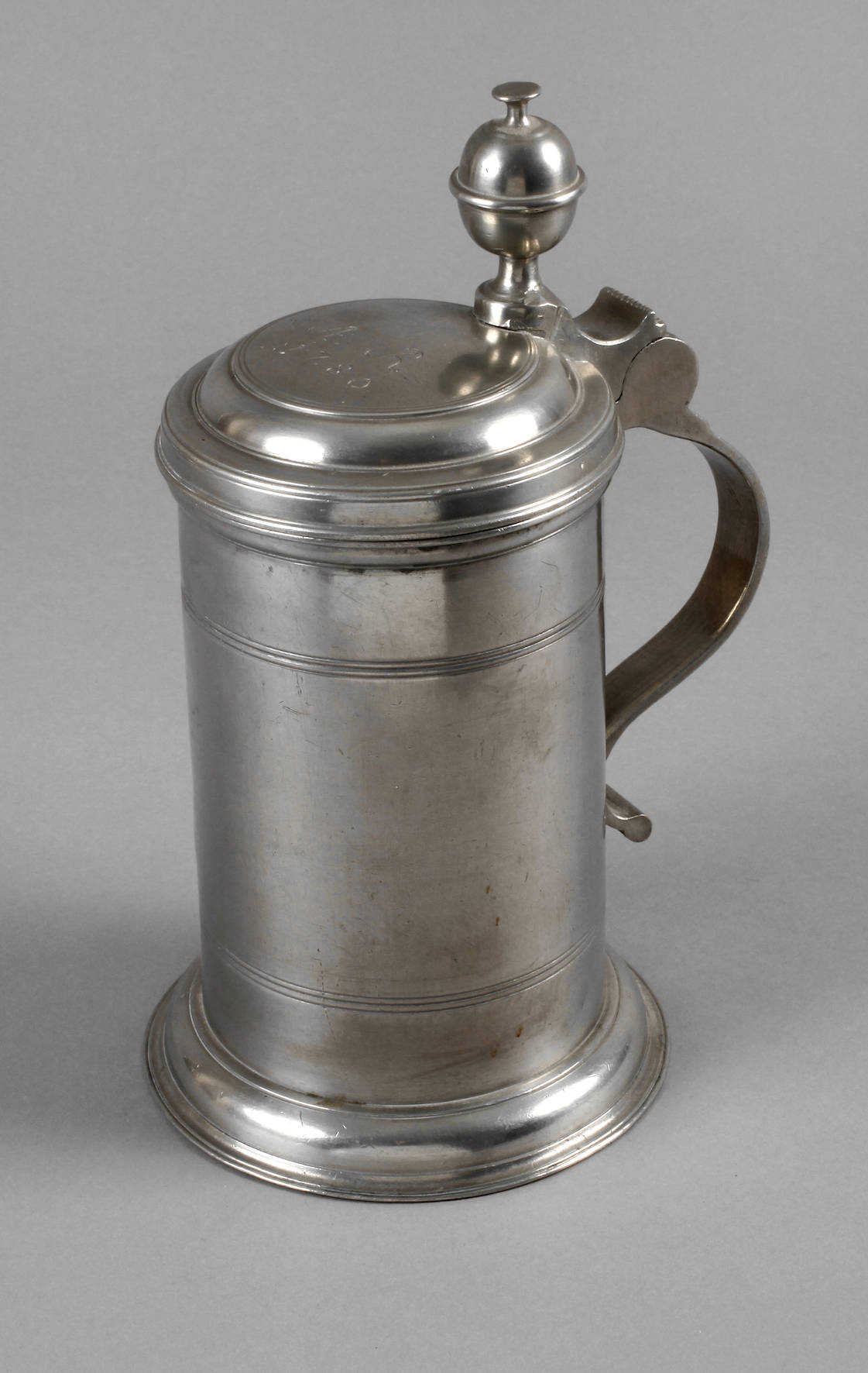 Schwerer Zinnwalzenkrug