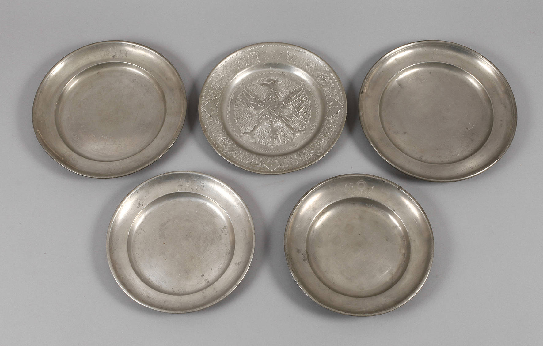 Fünf sächsische Zinnteller