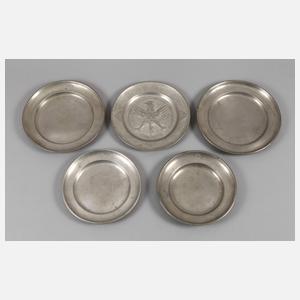 Fünf sächsische Zinnteller