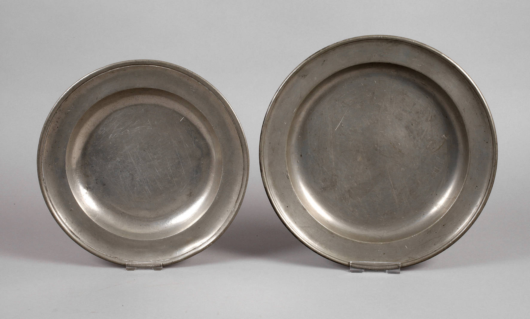 Zwei große Zinnteller