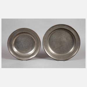 Zwei große Zinnteller