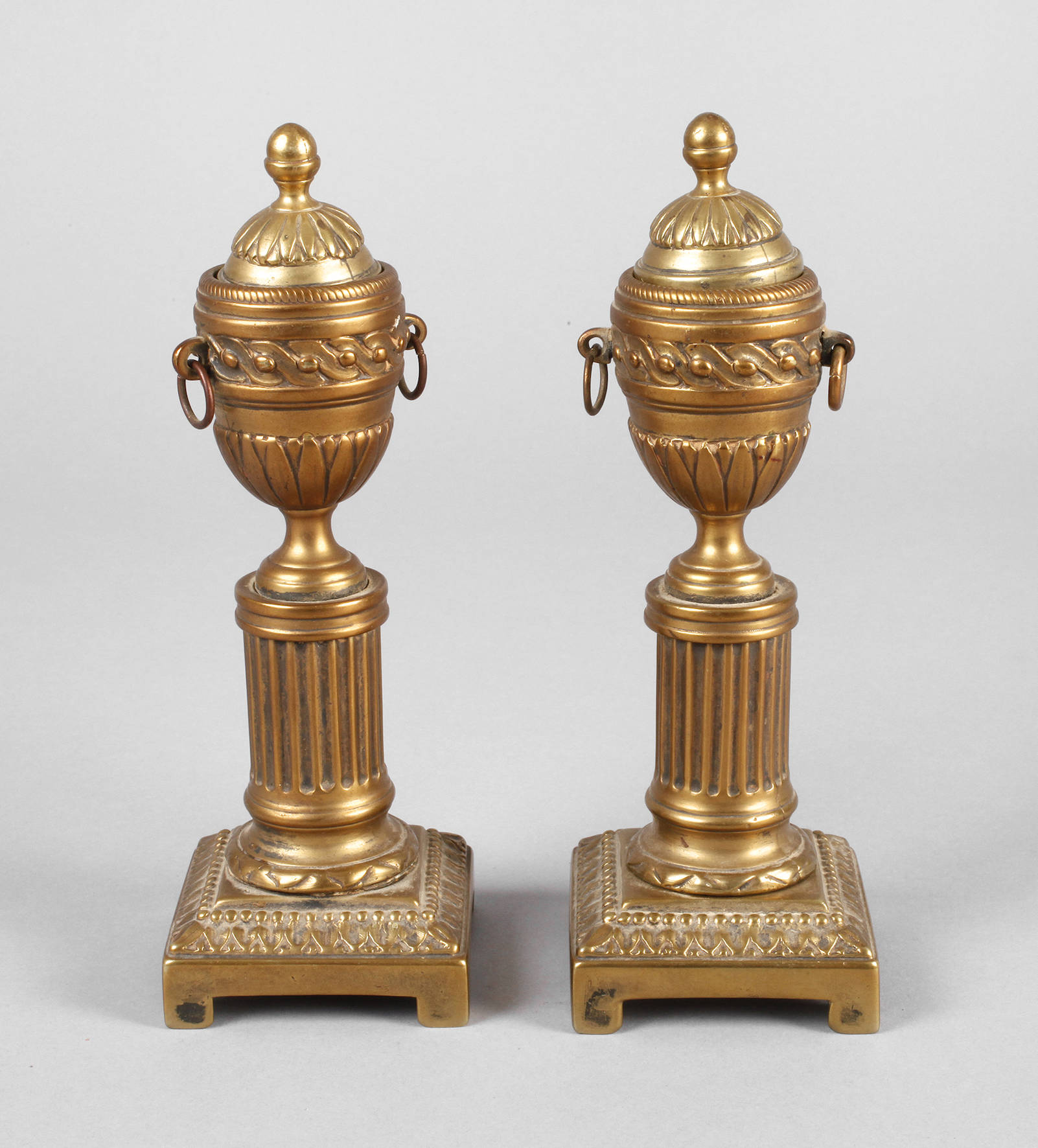 Paar kleine klassizistische Deckelvasen