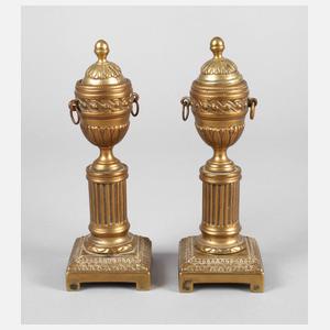 Paar kleine klassizistische Deckelvasen