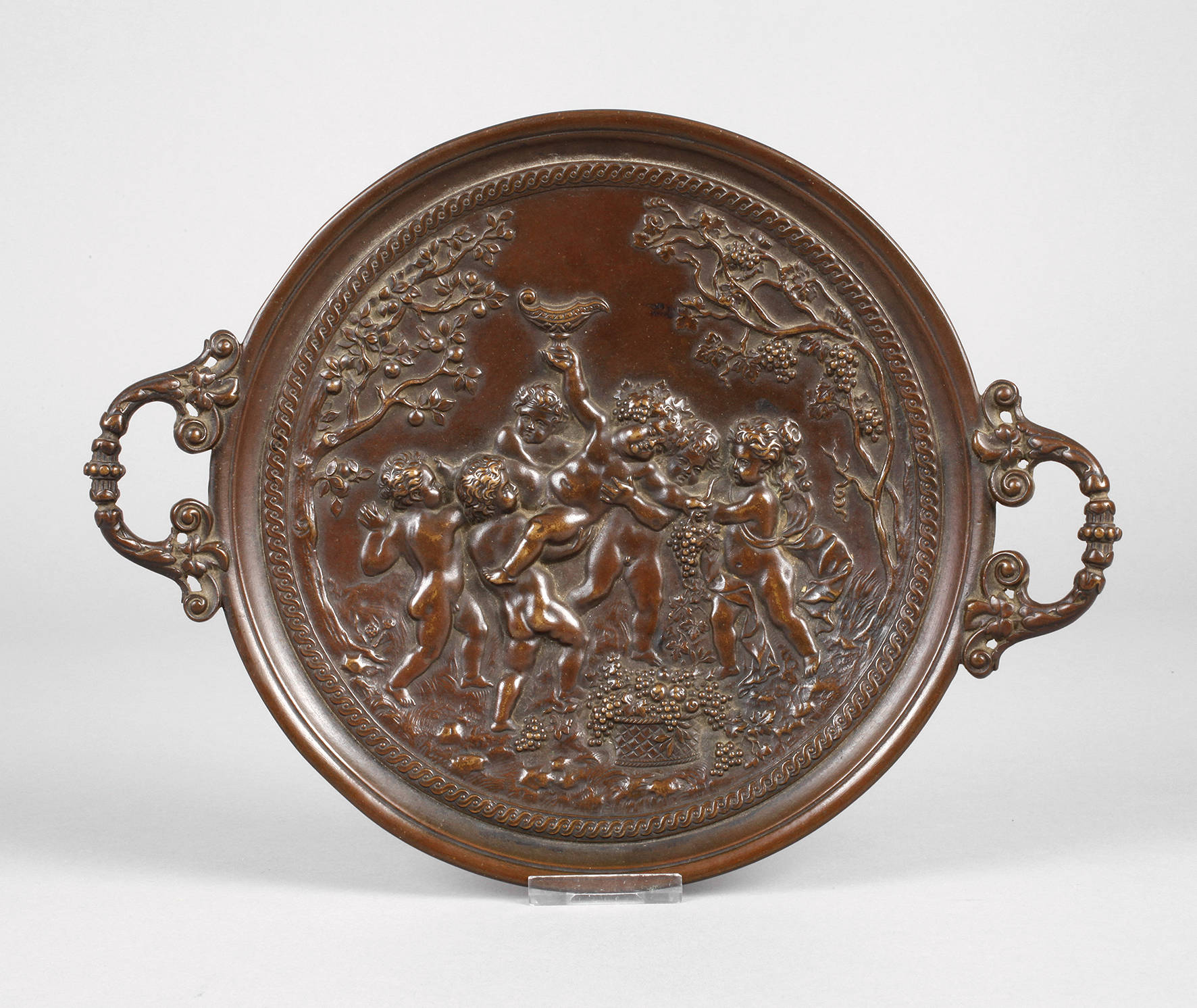 Bronzeteller mit Putten
