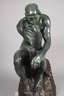 Große Bronzefigur, ”Der Denker”