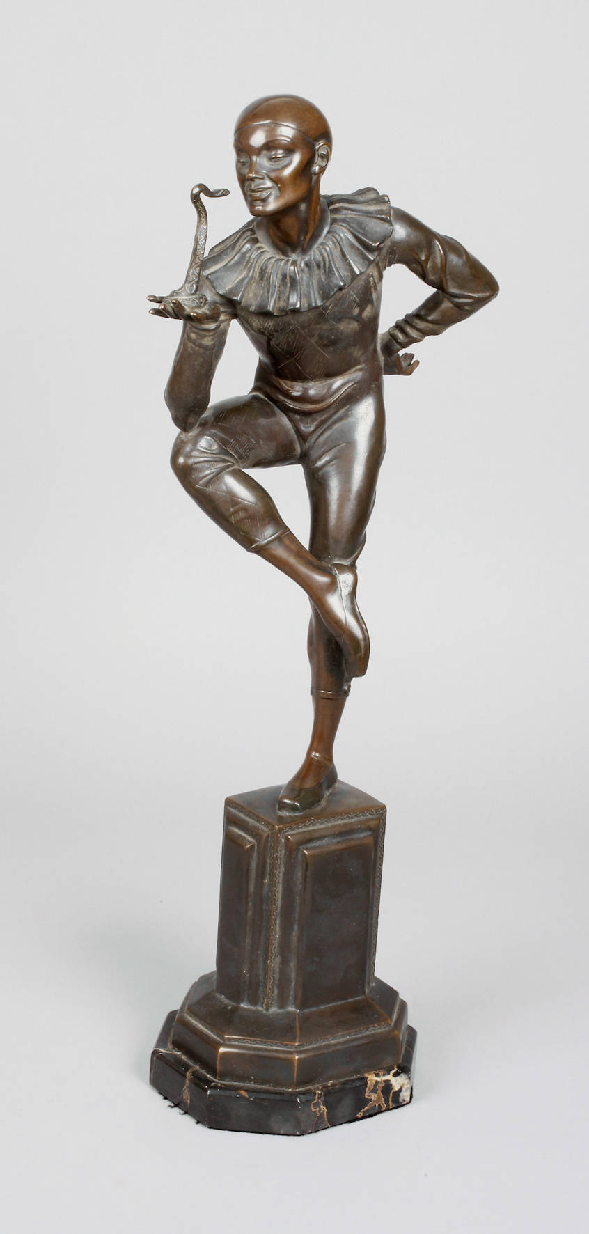 Pierrot als Schlangenbeschwörer