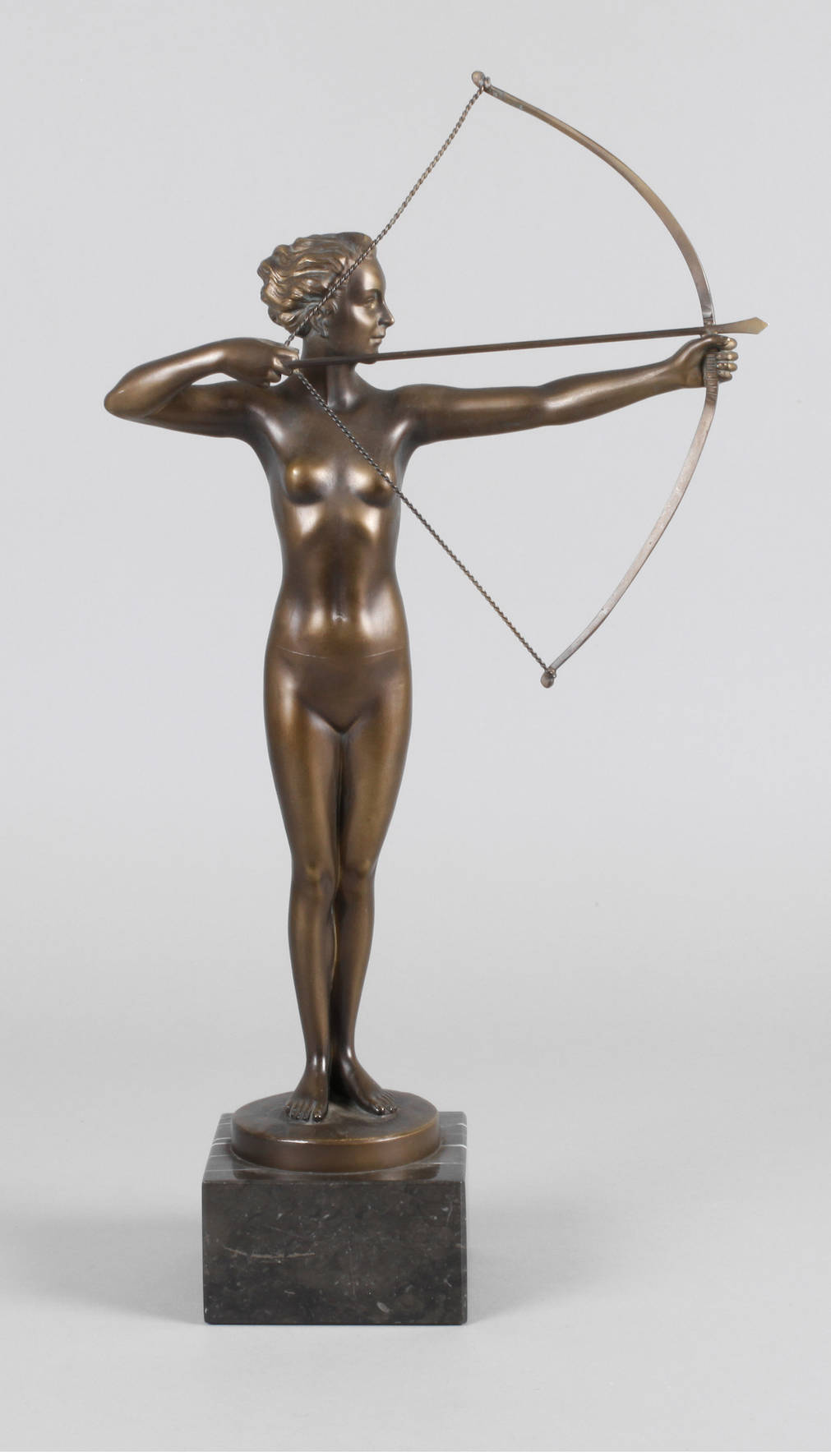 Damenakt als Bogenschützin