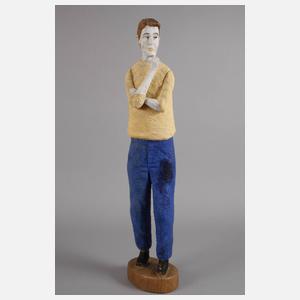 Holzskulptur sinnender Knabe