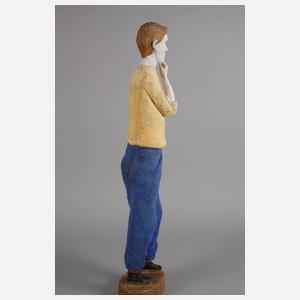 Holzskulptur sinnender Knabe