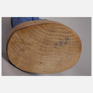 Holzskulptur sinnender Knabe