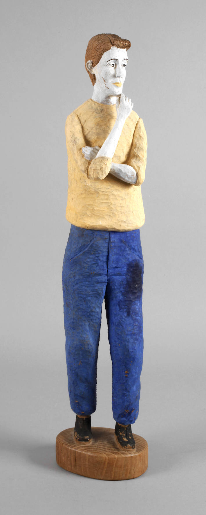 Holzskulptur sinnender Knabe