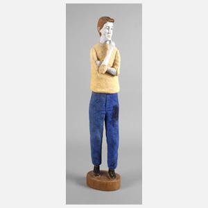 Holzskulptur sinnender Knabe