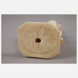 Feine Elfenbeinschnitzerei