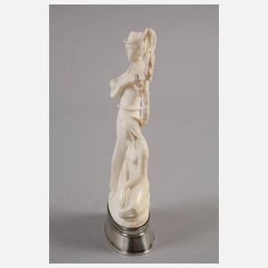 Feine Elfenbeinschnitzerei