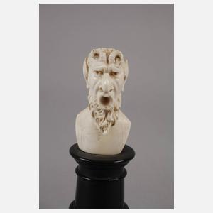 Feine Elfenbeinschnitzerei