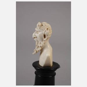 Feine Elfenbeinschnitzerei