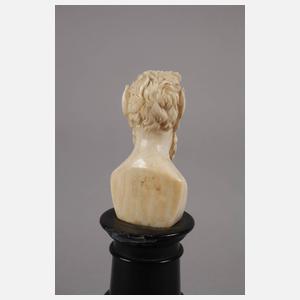 Feine Elfenbeinschnitzerei