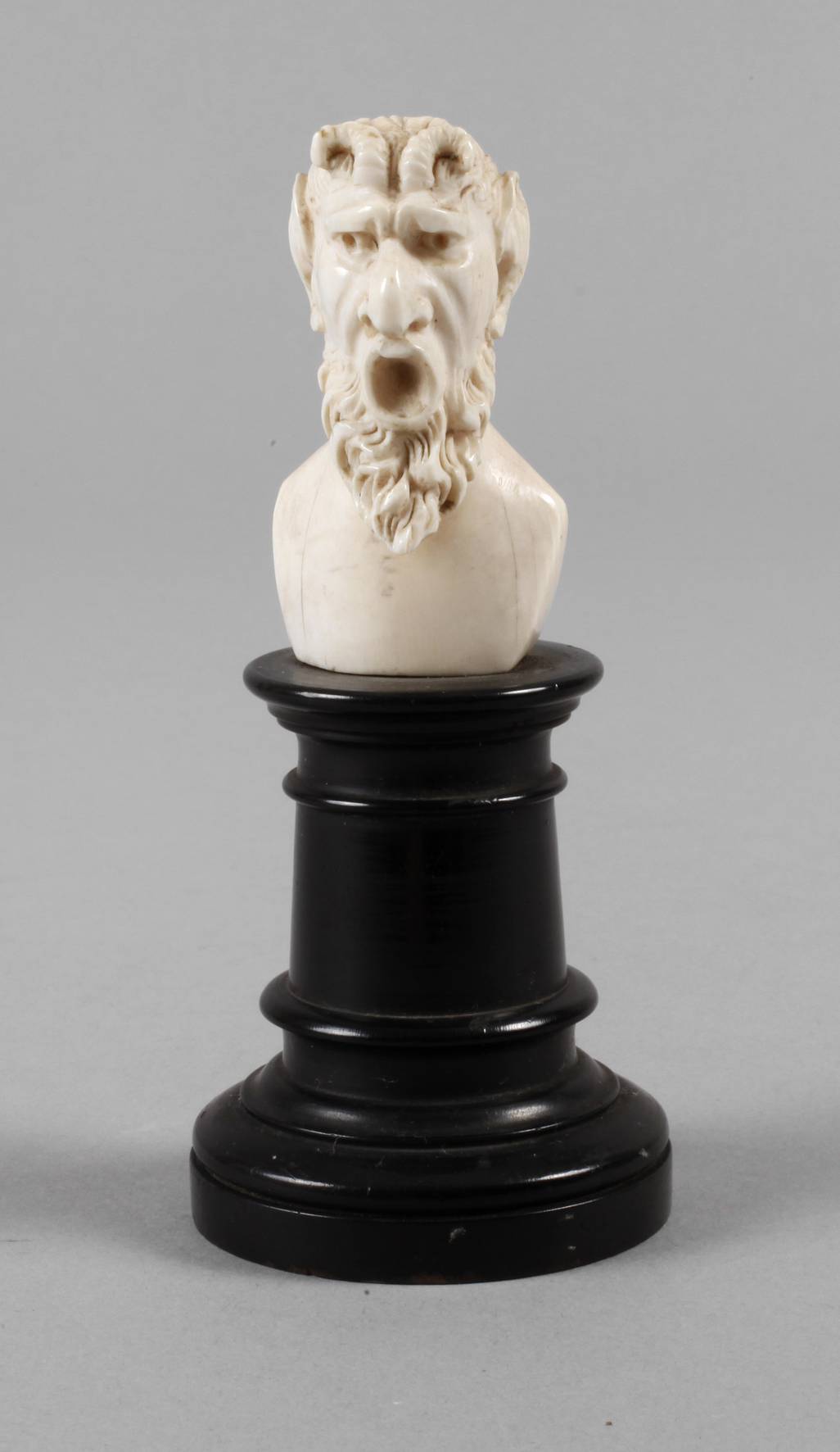 Feine Elfenbeinschnitzerei