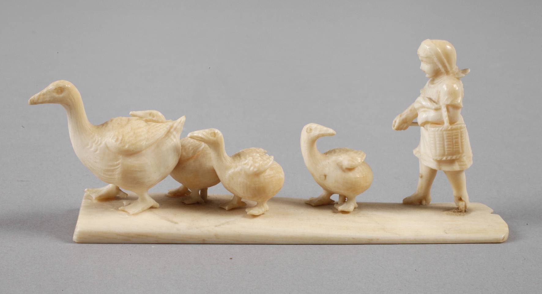 Figürliche Elfenbeinschnitzerei