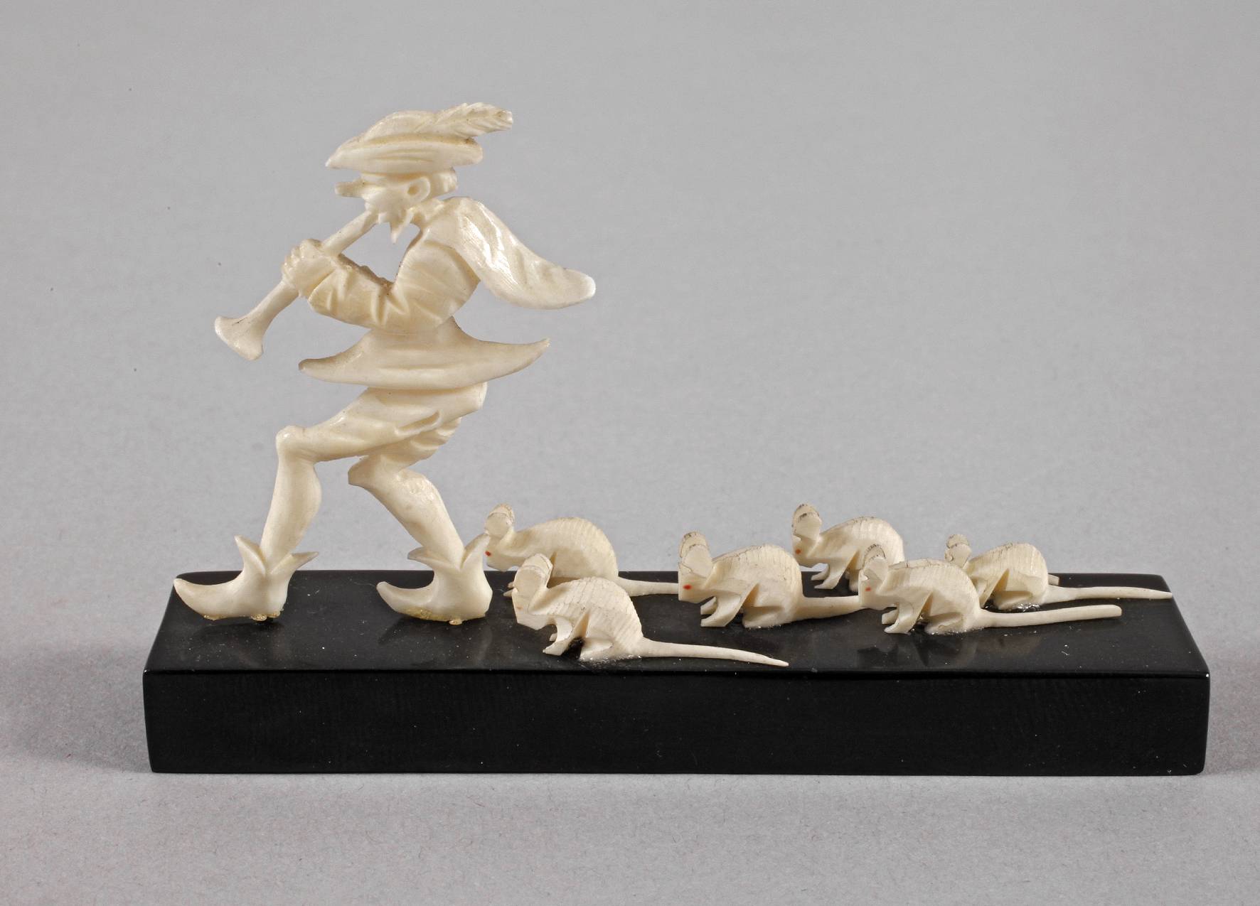 Kleine Elfenbeinschnitzerei