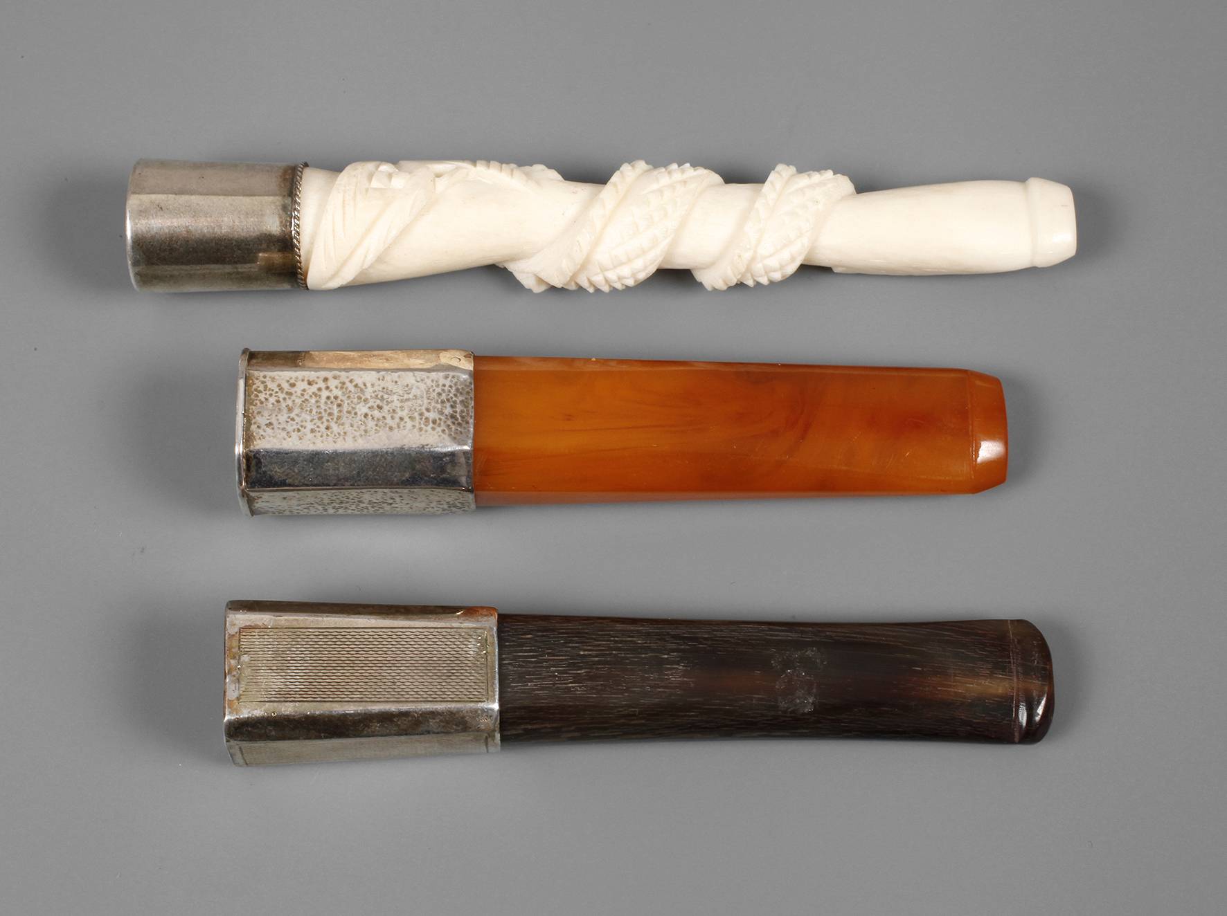 Drei Zigarettenspitzen