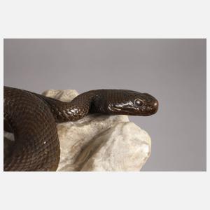 Bronzeschlange auf Marmorsockel