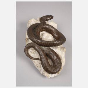 Bronzeschlange auf Marmorsockel