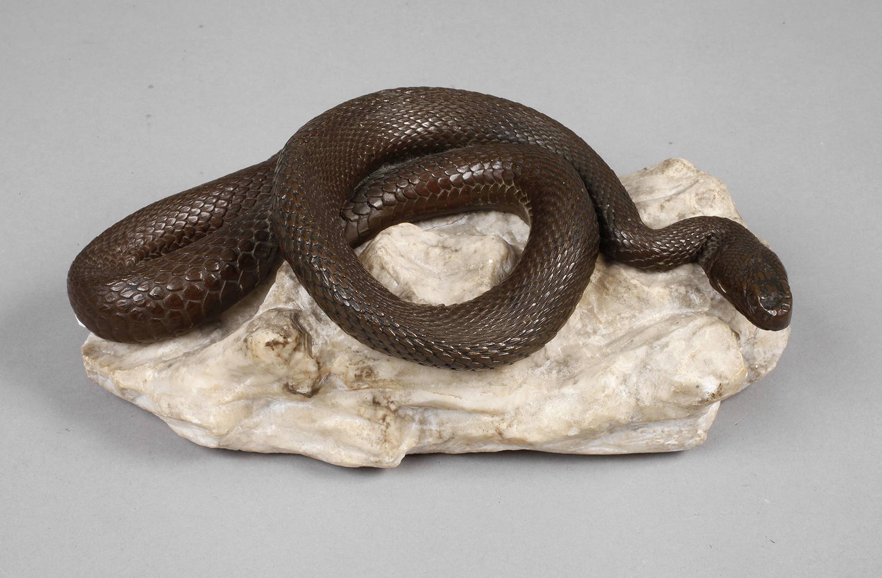 Bronzeschlange auf Marmorsockel