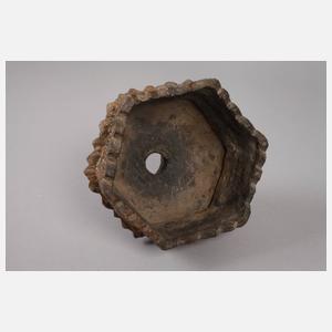 Hexagonales Gefäß mit Öffnung