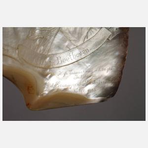 Große Muschelschnitzerei