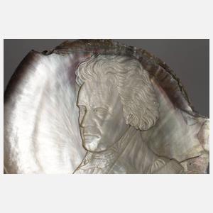 Große Muschelschnitzerei