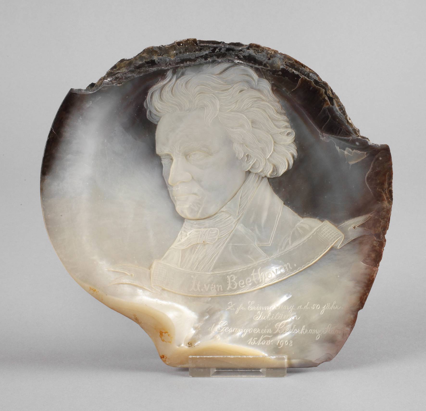 Große Muschelschnitzerei