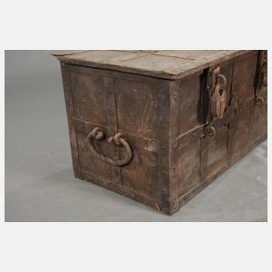 Schwere Eisentruhe