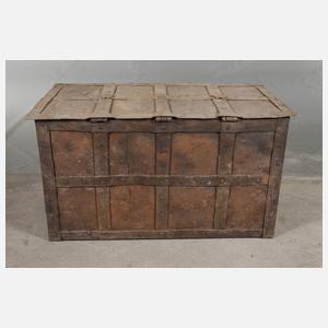 Schwere Eisentruhe