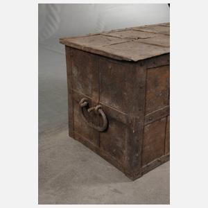 Schwere Eisentruhe